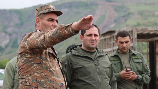 Министр обороны Сурен Папикян посетил юго-восточную приграничную зону республики, ознакомился с обустройством линии фронта, инженерным оборудованием, строительством и реконструкцией дорог, ведущих к боевым позициям (21 мая 2024) - Sputnik Армения