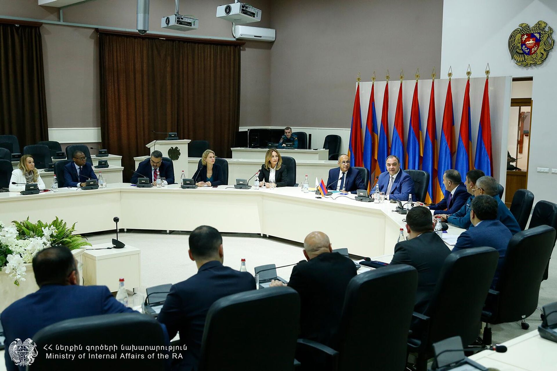 Министр внутренних дел Ваге Казарян принял делегацию, возглавляемую региональным директором Всемирного банка Самехом Нагибом Вахбой (20 мая 2024). Еревaн - Sputnik Արմենիա, 1920, 21.05.2024