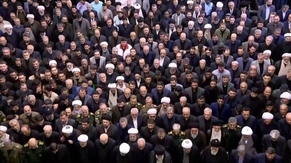 Тысячи жителей иранской столицы собрались на площади Энгеляб (площади революции) в центре Тегерана - Sputnik Армения