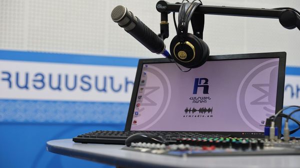 Монитор с логотипом Общественного радио - Sputnik Армения
