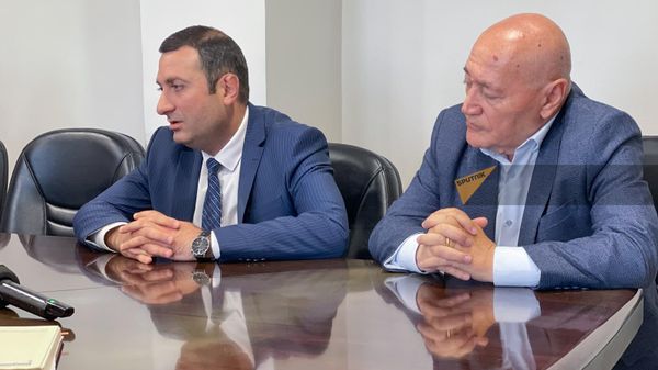 Глава управления транспорта Вазген Арутюнян и и.о. директора ЗАО Автобусы Еревана Самвел Назарян отвечают на вопросы прессы по-поводу забастовки водителей автобусов (22 мая 2024). Ереван - Sputnik Армения