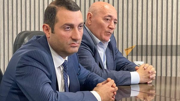 Глава управления транспорта Вазген Арутюнян и и.о. директора ЗАО Автобусы Еревана Самвел Назарян отвечают на вопросы прессы по-поводу забастовки водителей автобусов (22 мая 2024). Ереван - Sputnik Армения