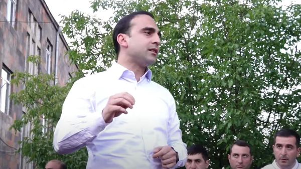 Мэр Еревана Тигран Авинян общается с бастующими водителями ереванских автобусов (22 мая 2024). Еревaн - Sputnik Армения