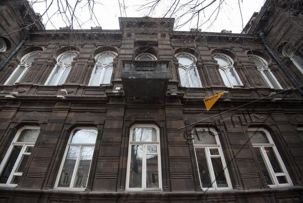 Свой среди чужих на улице Абовяна, или Как малярийный дом может сотворить историю страны Свой среди чужих на улице Абовяна, или Как малярийный дом может сотворить историю страны - Sputnik Армения