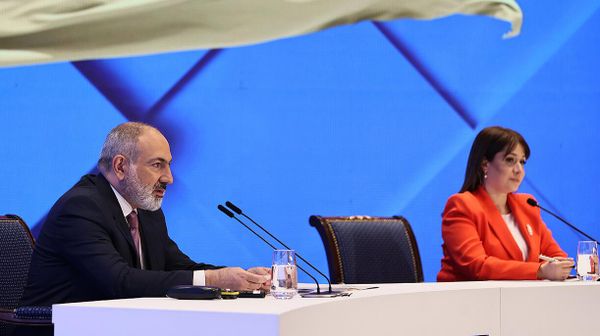 Премьер-министр Никол Пашинян отвечает на вопросы журналистов во время пресс-конференции (7 мая 2024). Еревaн - Sputnik Армения