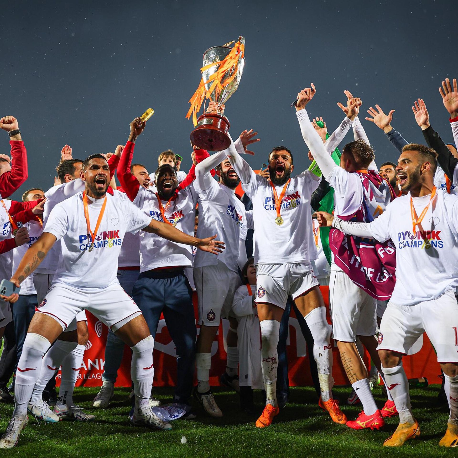 Футболисты ФК Пюник с очередным чемпионским кубком празднуют победу после последнего тура Армянской Премьер-лиги (25 мая 2024). Гюмри - Sputnik Армения, 1920, 26.05.2024