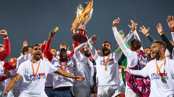 Футболисты ФК Пюник с очередным чемпионским кубком празднуют победу после последнего тура Армянской Премьер-лиги (25 мая 2024). Гюмри - Sputnik Армения