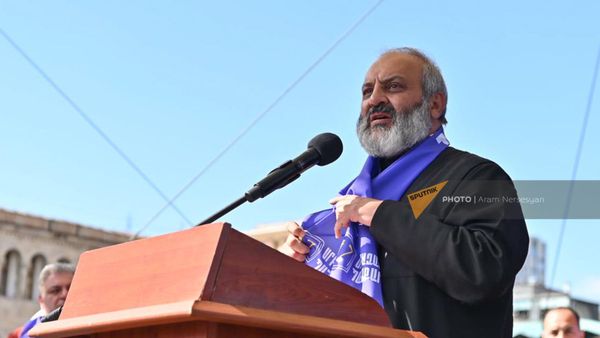 Բագրատ սրբազանը հանրահավաքին - Sputnik Արմենիա