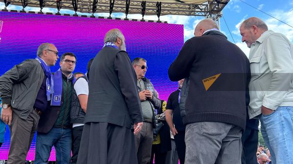 Архиепископ Баграт Галстанян со сторонниками во время митинга (26 мая 2024). Еревaн - Sputnik Армения