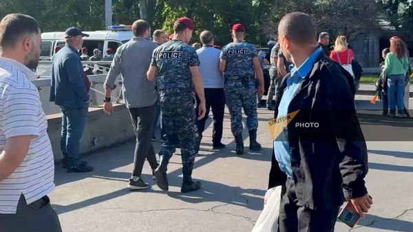 Полиция задерживает участников акции неповиновения на перекрестке проспекта Тигран Мец и улицы Ханжяна (27 мая 2024). Еревaн - Sputnik Армения