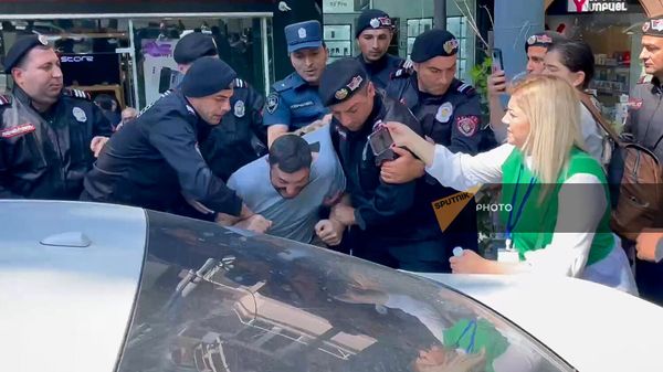 Полиция задерживает участников акции неповиновения на проспекте Саят Нова (27 мая 2024). Еревaн - Sputnik Армения