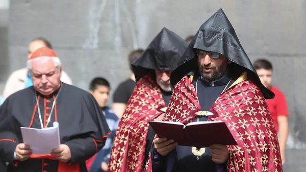 Глава Канцелярии Первопрестольного Святого Эчмиадзина архиепископ Аршак Хачатрян в мемориальном комплексе Цицернакаберд (24 апреля 2024). Еревaн - Sputnik Армения