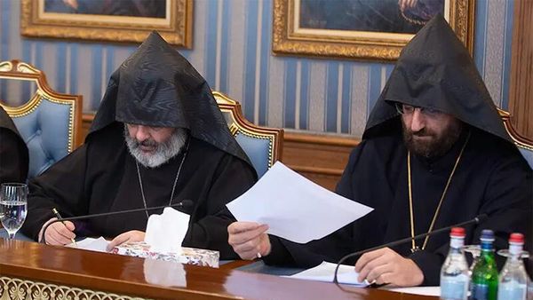 Предстоятель Тавушской епархии ААЦ, епископ Баграт Галстанян и глава Канцелярии Первопрестольного Святого Эчмиадзина архиепископ Аршак Хачатрян во время духовного совета (20 февраля 2024). Эчмиадзин - Sputnik Армения