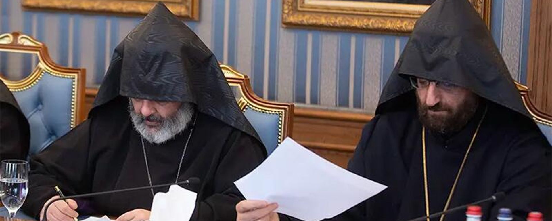Предстоятель Тавушской епархии ААЦ, епископ Баграт Галстанян и глава Канцелярии Первопрестольного Святого Эчмиадзина архиепископ Аршак Хачатрян во время духовного совета (20 февраля 2024). Эчмиадзин - Sputnik Армения, 1920, 20.12.2025