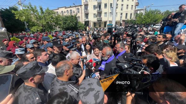 Баграт Галстанян беседует с начальником полиции Арамом Ованнисяном перед зданием министерства внутренних дел (29 мая 2024). Еревaн - Sputnik Армения