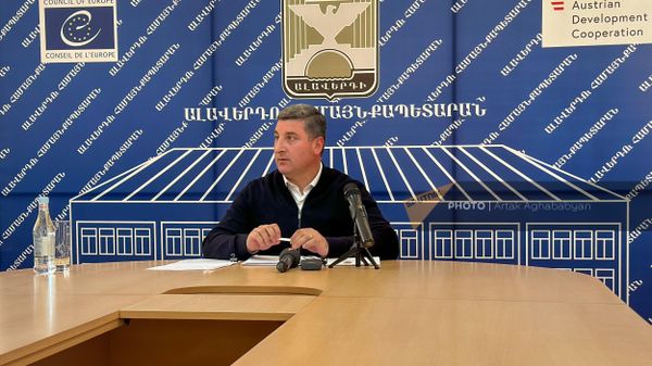 Министр территориального управления и инфраструктур Гнел Саносян во время пресс-конференции (29 мая 2024). Алаверди - Sputnik Армения