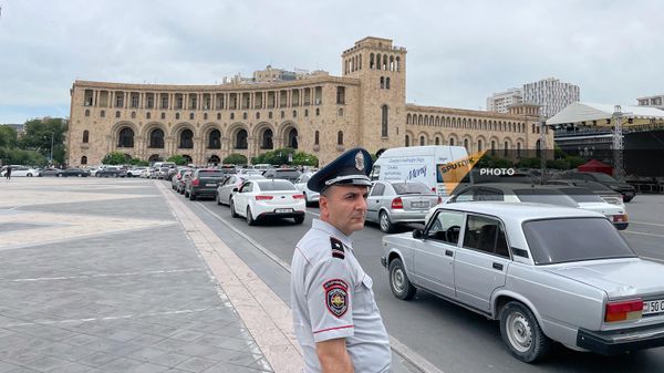 Участники протестной акции на площади Республики (30 мая 2024). Еревaн - Sputnik Армения