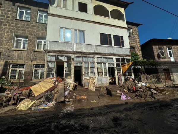 Двор дома в районе "Станция Санаин" города Алаверди после наводнения. - Sputnik Армения