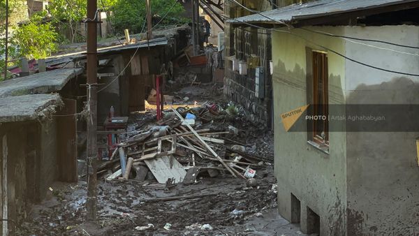 Дворы превратились в свалки. - Sputnik Армения
