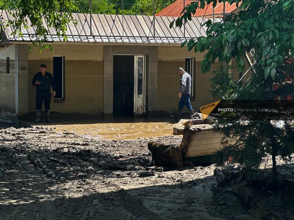 Люди выбрасывают пришедшую в негодность мебель и бытовую технику. - Sputnik Армения