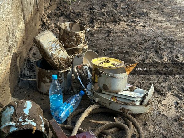 Один из жителей Алаверди смог вынести из дома, погруженного в ил, лишь несколько кастрюль. - Sputnik Армения