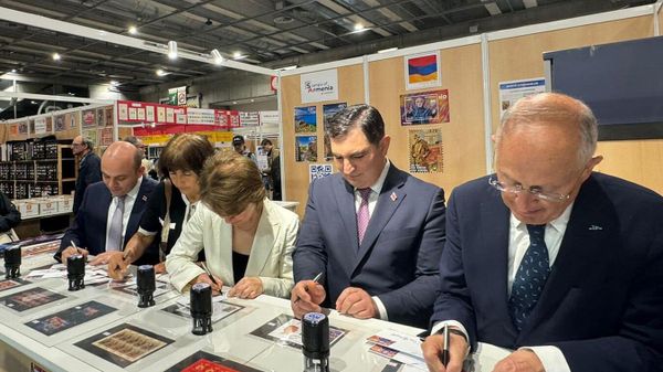 Церемония погашения почтовых марок армянского Айпоста и французской Philex, посвященных 100-летию Шарля Азнавура в рамках ежегодной филателистической выставки Philex (30 мая 2024). Париж - Sputnik Армения