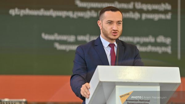Министр высокотехнологичной промышленности Мхитар Айрапетян на церемонии открытия Национального суперкомпьютерного центра Армении (31 мая 2024). Еревaн - Sputnik Армения
