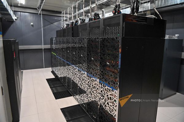Суперкомпьютер Азнавур был представлен на церемонии открытия Национального суперкомпьютерного центра Армении (31 мая 2024). Еревaн - Sputnik Армения