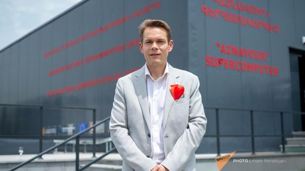 Николя Азнавур на церемонии открытия Национального суперкомпьютерного центра Армении (31 мая 2024). Еревaн - Sputnik Армения