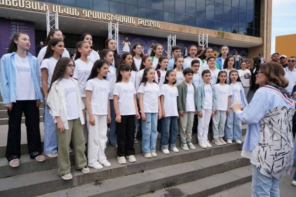 Մանկական ստեղծագործական խմբերի ելույթները Գյումրու Թատերական հրապարակում - Sputnik Արմենիա