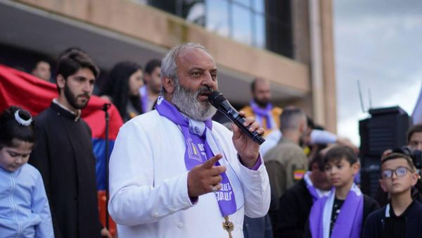 Баграт Галстанян обращается к сторонникам во время митинга на Театральной площади (1 июня 2024). Гюмри - Sputnik Армения