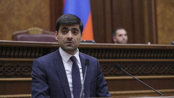 Депутат от оппозиционной фракции Айастан Мгер Саакян во время заседания НС (11 апреля 2023). Еревaн - Sputnik Армения