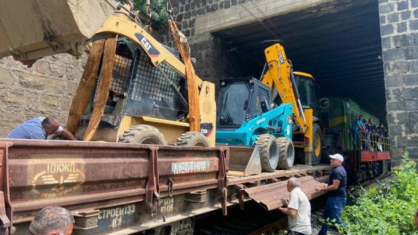 Южно-Кавказская железная дорога перевозит технику в пострадавшие от наводнения населенные пункты - Sputnik Армения
