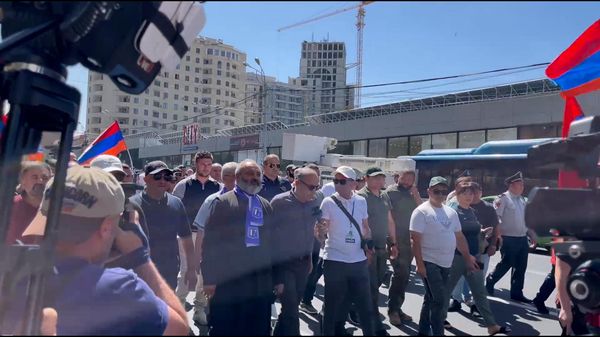 Представители движения Тавуш во имя Родины” шествием направились от церкви Сурб Хач - Sputnik Армения
