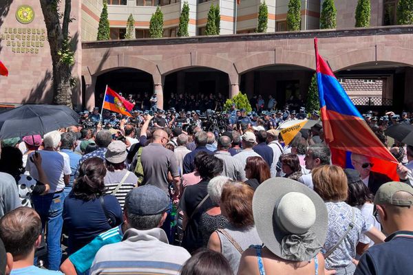 Участники акции движения Тавуш во имя Родины у здания СК (3 мая 2024). Еревaн Участники акции движения Тавуш во имя Родины у здания СК (3 мая 2024). Еревaн - Sputnik Армения