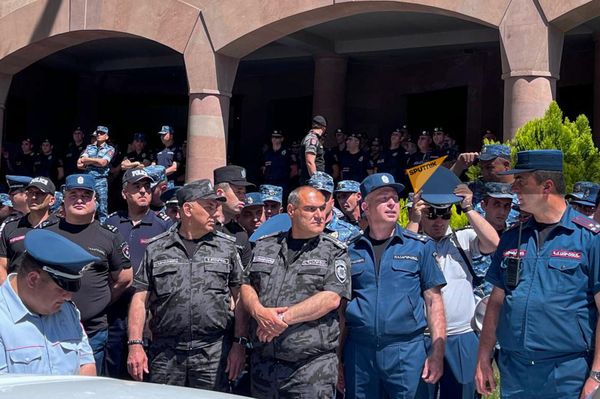 Полиция у здания СК во время акции движения Тавуш во имя Родины (3 мая 2024). Еревaн Полиция у здания СК во время акции движения Тавуш во имя Родины (3 мая 2024). Еревaн - Sputnik Армения