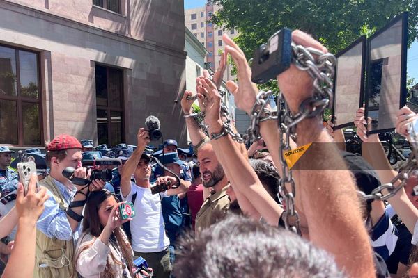 Активисты движения Тавуш во имя Родины проводят Акцию цепей у здания СК (3 мая 2024). Еревaн Активисты движения Тавуш во имя Родины проводят Акцию цепей у здания СК (3 мая 2024). Еревaн - Sputnik Армения