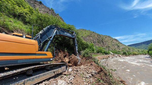 Расчистка от завалов разрушенного участка на перегоне Алаверди-Ахпат путем подрыва и демонтажа разрушенных конструкций - Sputnik Армения