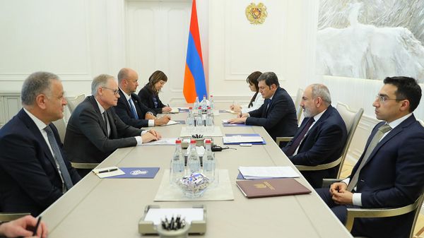 Նիկոլ Փաշինյանն ընդունել է Եվրոպական միության Արտաքին գործողությունների եվրոպական ծառայության Ռուսաստանի, Արևելյան գործընկերության, Կենտրոնական Ասիայի, տարածաշրջանային համագործակցության և ԵԱՀԿ հարցերով կառավարող տնօրեն Միխայել Զիբերթին - Sputnik Արմենիա