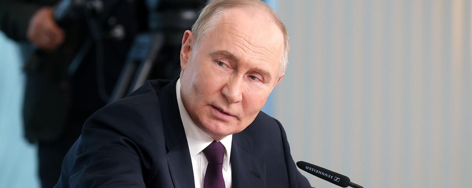 Президент РФ Владимир Путин во время встречи с руководителями информационных агентств (5 июня 2024). Санкт-Петербург - Sputnik Армения, 1920, 06.06.2024