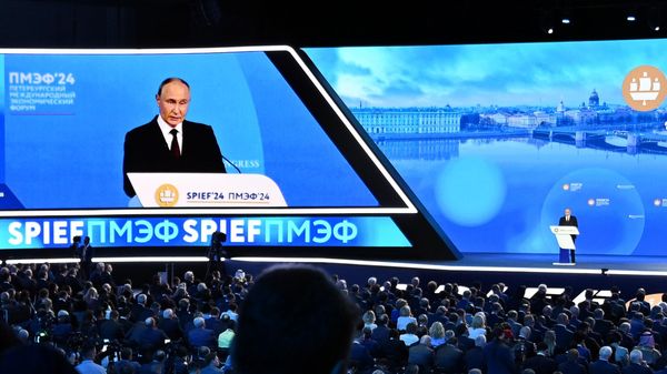 Владимир Путин на ПМЭФ-2024 - Sputnik Армения