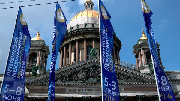 Флаги с символикой Петербургского международного экономического форума (ПМЭФ) на Исаакиевской площади в Санкт-Петербурге - Sputnik Армения