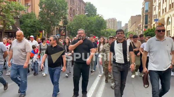 Участники митинга с требованием отставки Никола Пашиняна собираются на площади Республики в Ереване - Sputnik Արմենիա
