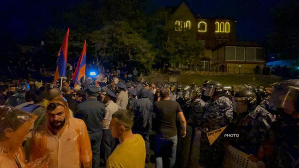 Полиция перекрыла путь перед шествием во главе с Багратом Галстаняном на перекрестке улиц Прошяна и Демерчяна (10 июня 2024). Еревaн - Sputnik Армения