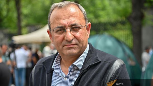 Депутат Арцвик Минасян среди активистов на проспекте Баграмяна (10 июня 2024). Еревaн - Sputnik Армения