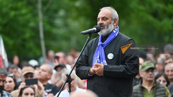 Архиепископ Баграт Галстанян выступает на митинге (10 июня 2024). Еревaн - Sputnik Армения