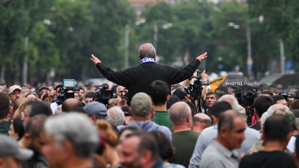 Архиепископ Баграт Галстанян выступает на митинге (10 июня 2024). Еревaн - Sputnik Армения