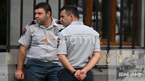 Полиция во время митинга на проспекте Баграмяна (10 июня 2024). Еревaн - Sputnik Армения