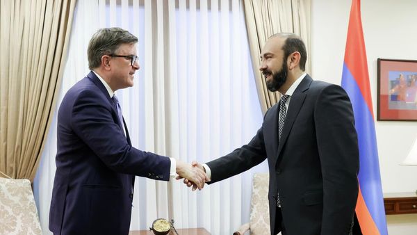 Министр иностранных дел Арарат Мирзоян и заместитель госсекретаря США по делам Европы и Евразии Джеймс О'Брайен на встрече перед началом заседания стратегического диалога РА-США (11 июня 2024). Еревaн - Sputnik Армения