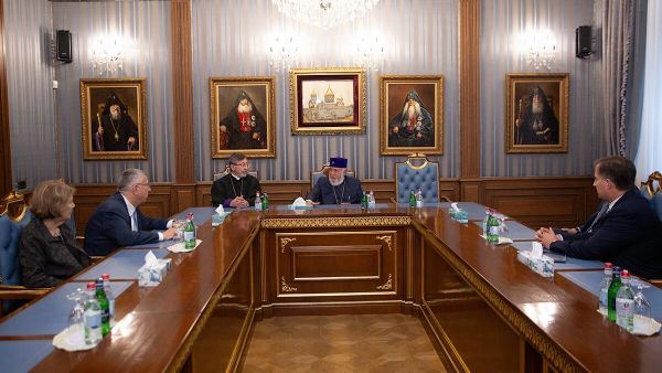 Католикос Гарегин II принял президента Армянской Ассамблеи Америки (ААМ) Каролин Мугар, сопредседателей Ван Григоряна, Энтони Барсамяна и исполнительного директора Брайана Ардуна (11 июня 2024). Эчмиадзин - Sputnik Армения